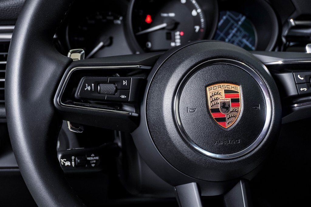 Certified 2025 Porsche Macan AWD/4WD image 19