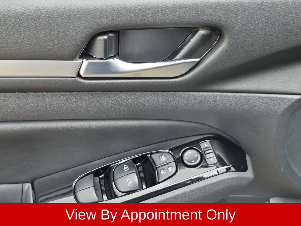 Used 2025 Nissan Altima 2.5 SR FWD image 13