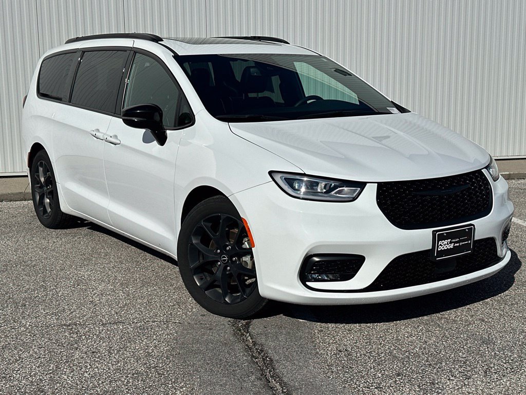 Used 2025 Chrysler Pacifica Limited FWD image 10