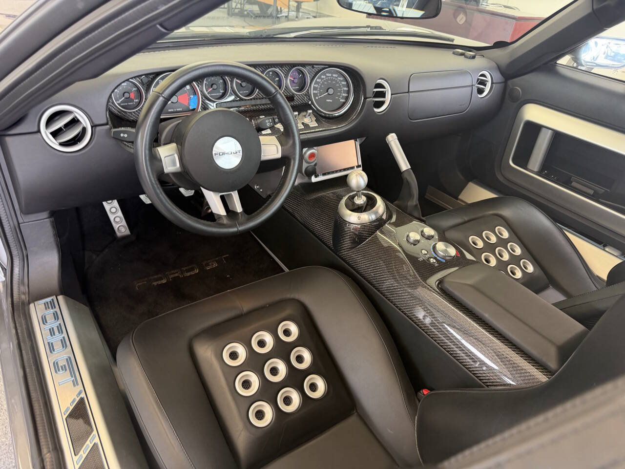 Used 2006 Ford GT RWD image 41