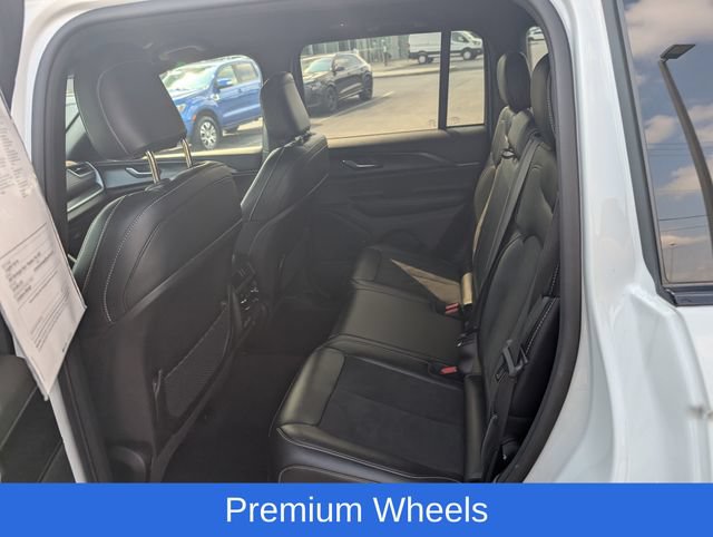 Used 2025 Jeep Grand Cherokee Altitude AWD/4WD image 10