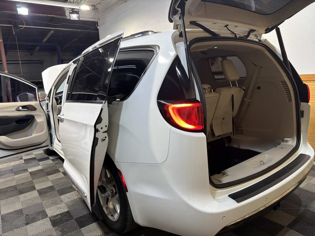 Used 2017 Chrysler Pacifica Touring-L Plus w/ Tire & Wheel Group FWD image 13