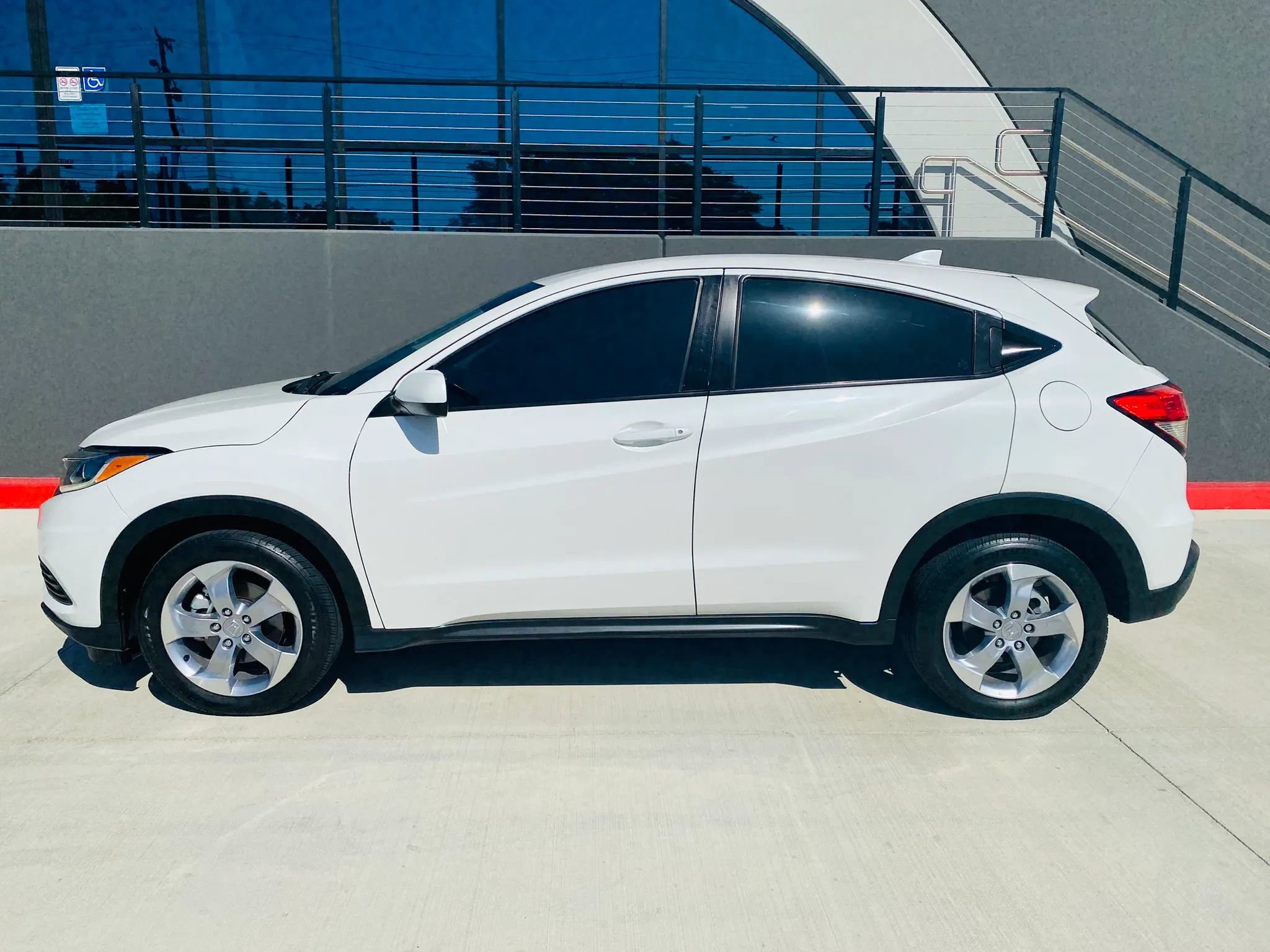 Used 2022 Honda HR-V LX image 2