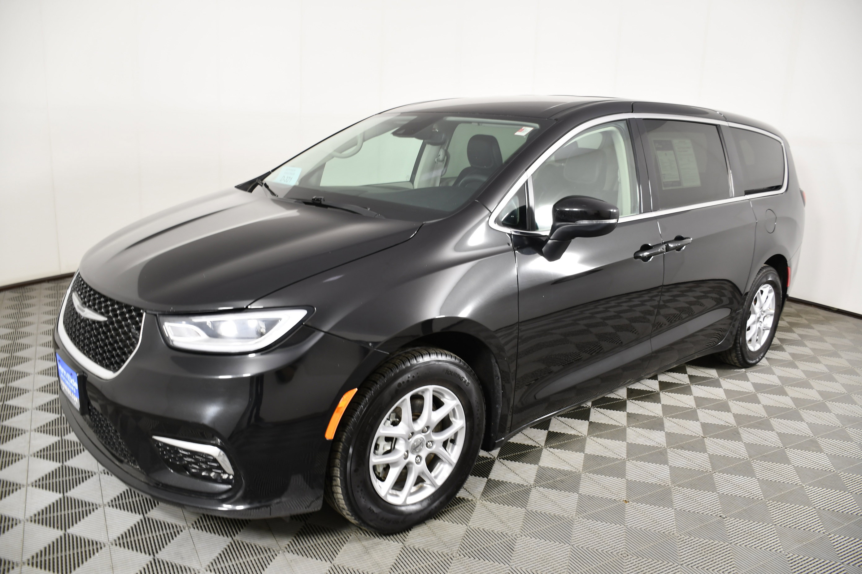 Used 2023 Chrysler Pacifica Touring-L image 10