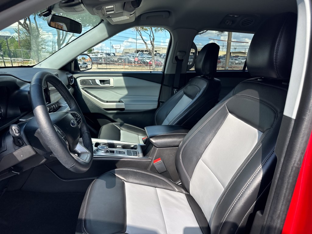 Used 2023 Ford Explorer XLT w/ Equipment Group 202A RWD image 9