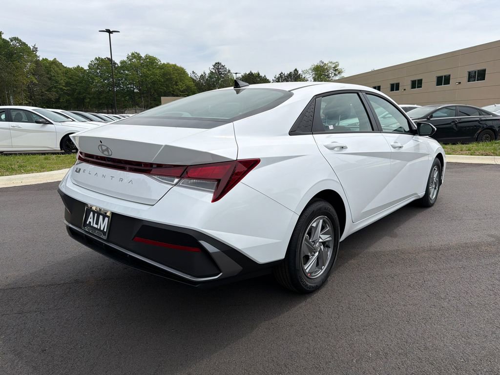 New 2026 Hyundai Elantra SE FWD image 6