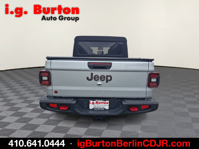 Used 2024 Jeep Gladiator Rubicon w/ Technology Group AWD/4WD image 5