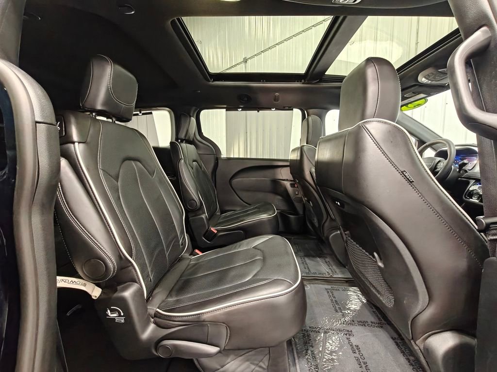 Used 2025 Chrysler Pacifica Limited image 27