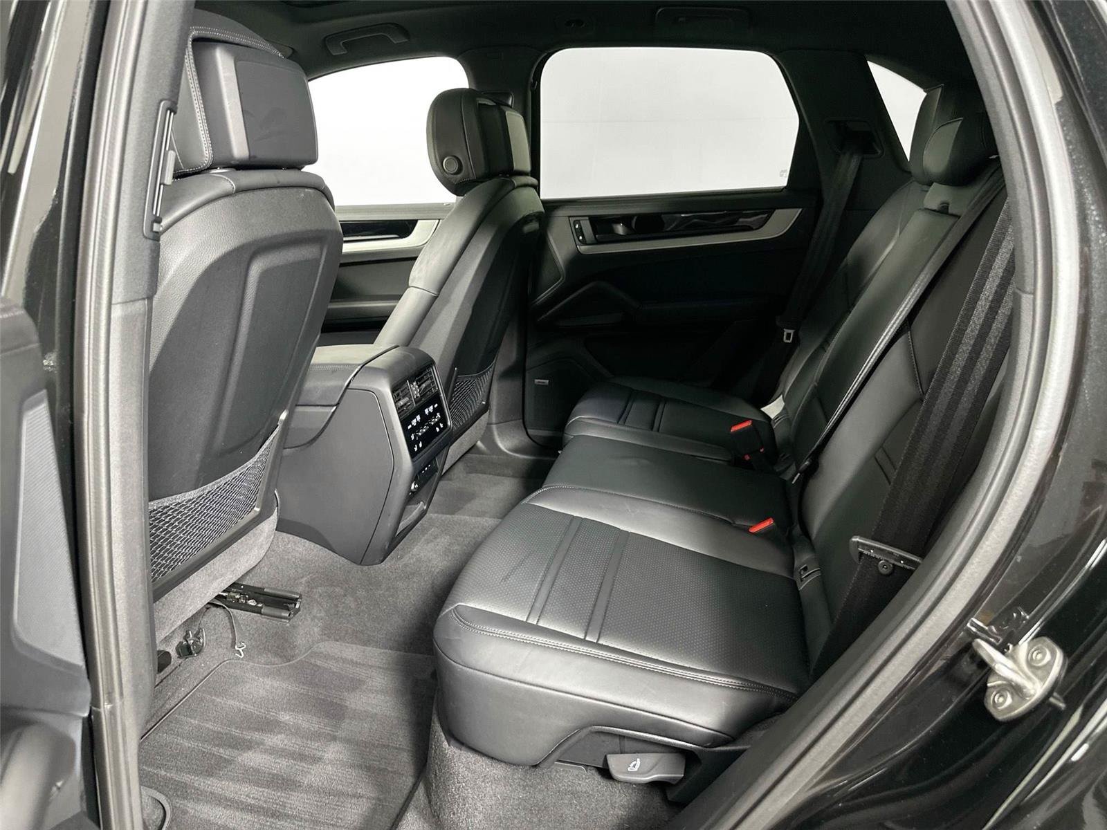 Certified 2025 Porsche Cayenne AWD/4WD image 26