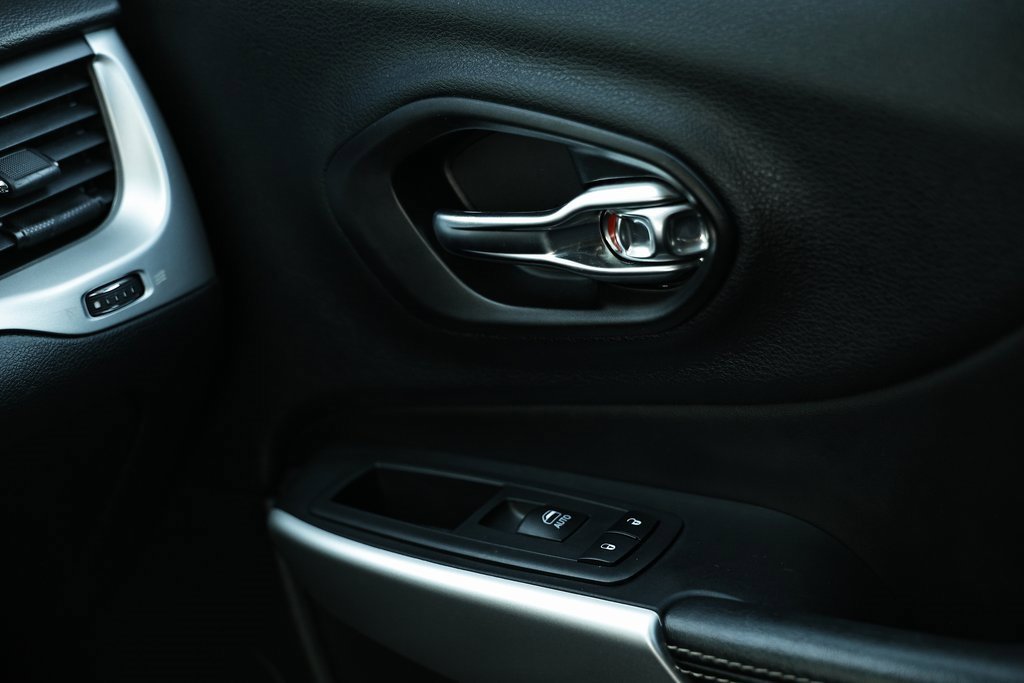 Used 2018 Jeep Cherokee Latitude Plus w/ Comfort/Convenience Group image 38