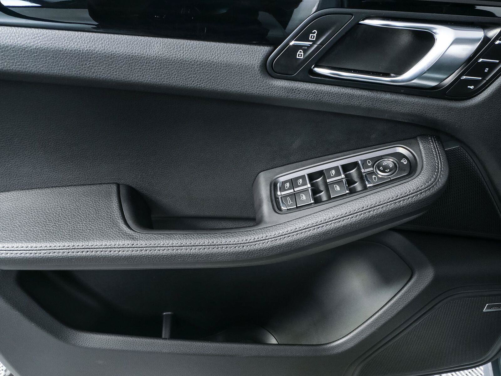 Certified 2025 Porsche Macan Turbo AWD/4WD image 6