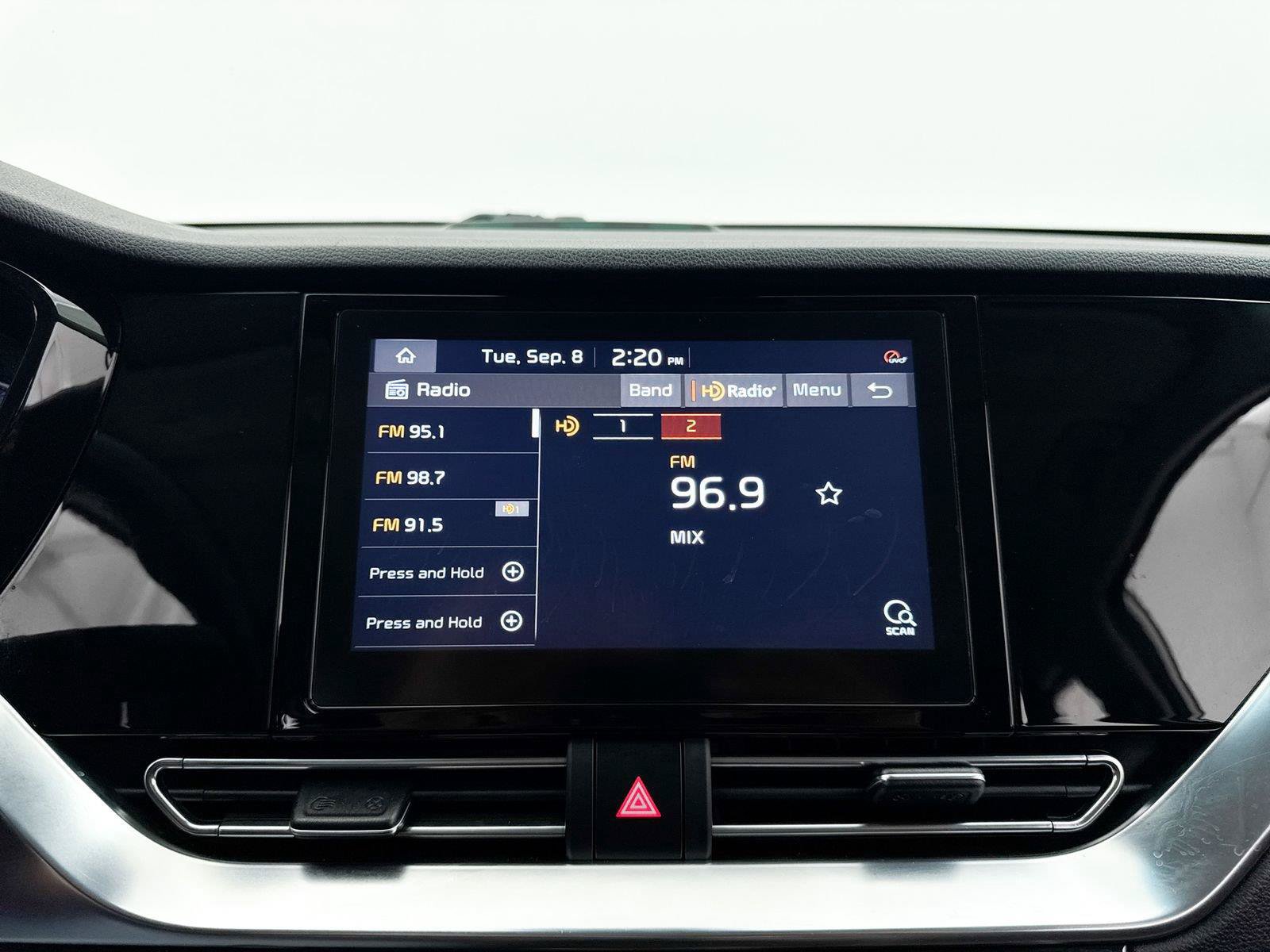 Used 2020 Kia Niro EX FWD image 4