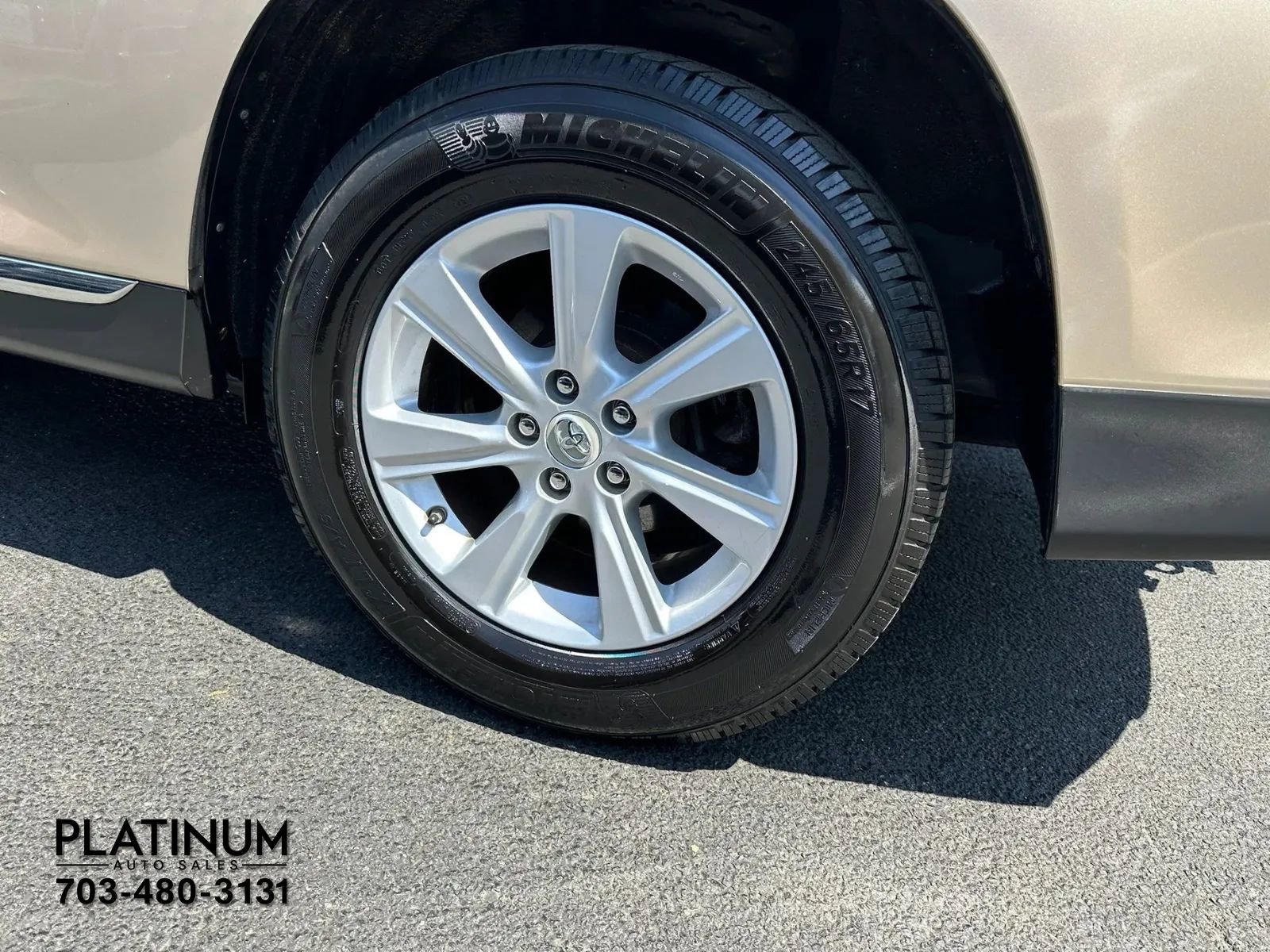 Used 2011 Toyota Highlander SE w/ Tow Pkg image 22