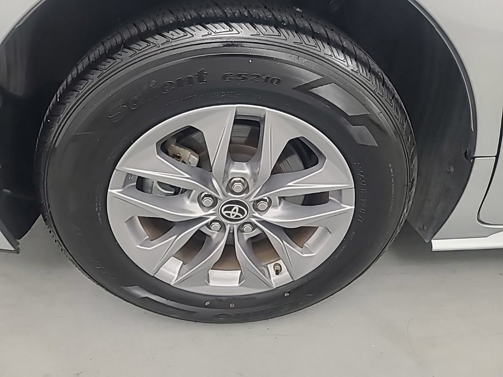 Used 2025 Toyota Sienna XLE FWD image 12