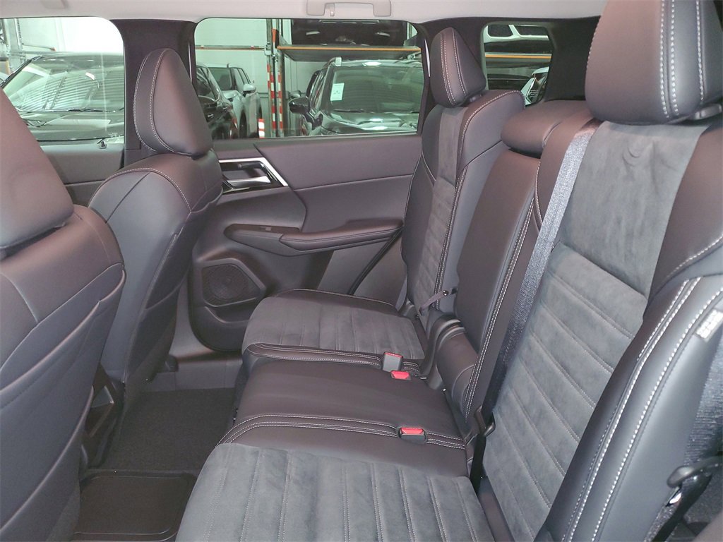 New 2025 Mitsubishi Outlander SE image 13