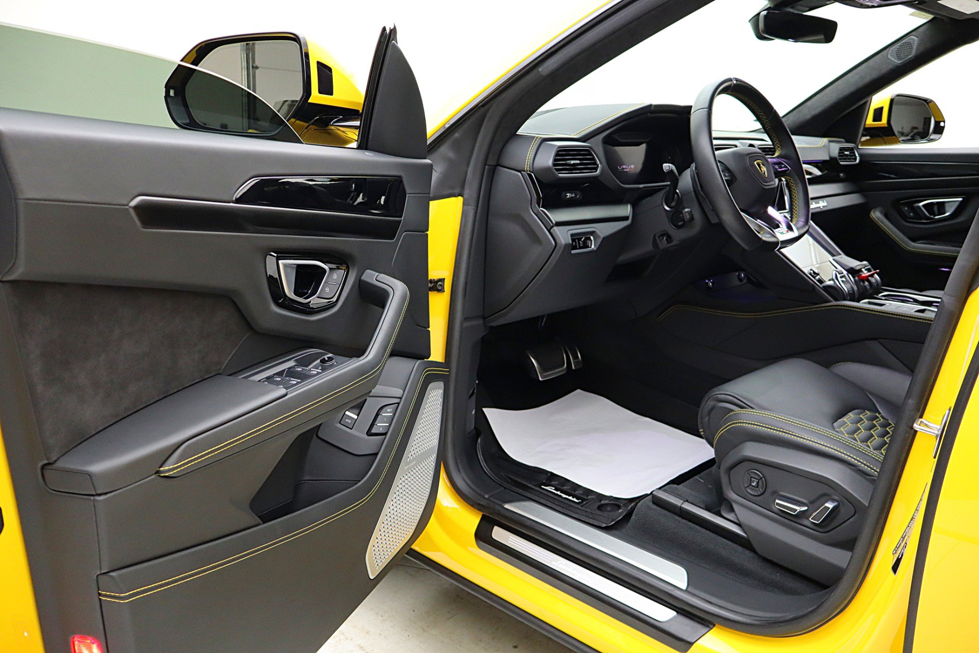 Used 2022 Lamborghini Urus image 43