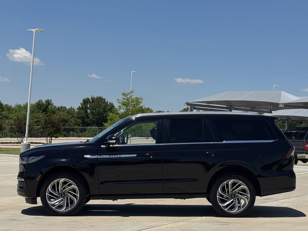 Used 2025 Lincoln Navigator Reserve AWD/4WD image 3