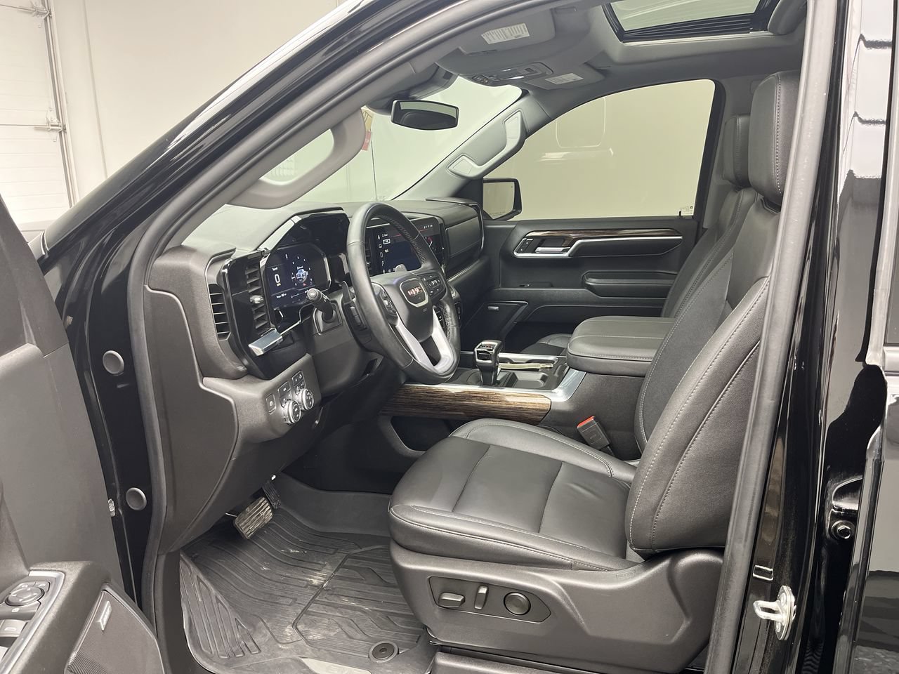 Certified 2024 GMC Sierra 1500 Elevation w/ Elevation Premium Package AWD/4WD image 3