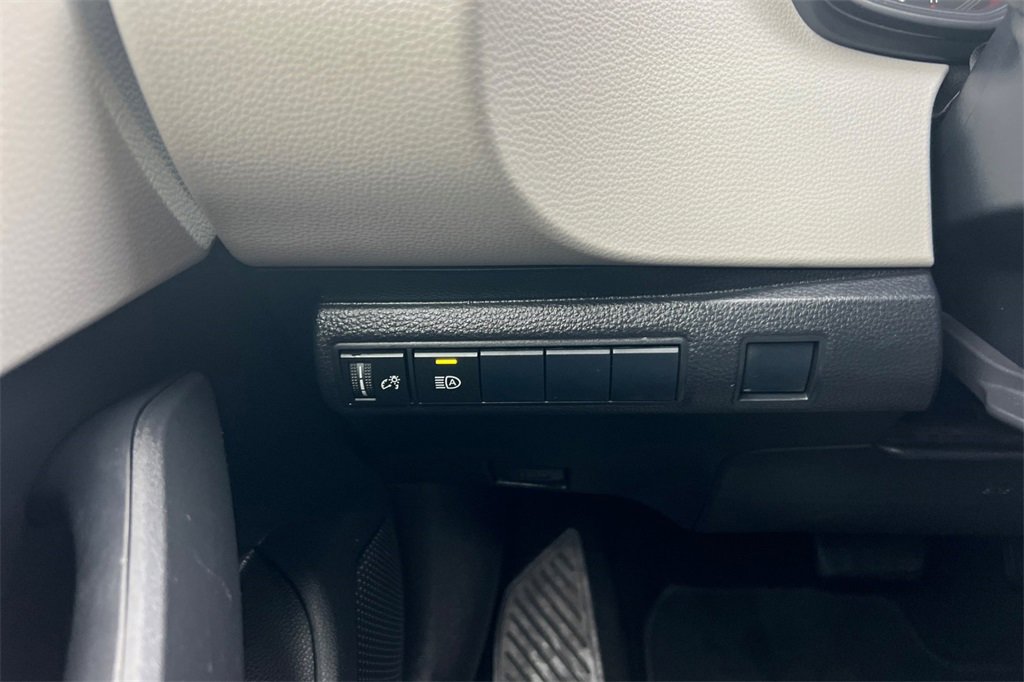 Used 2021 Toyota Corolla LE w/ Carpet Mat Package (TMS) image 28
