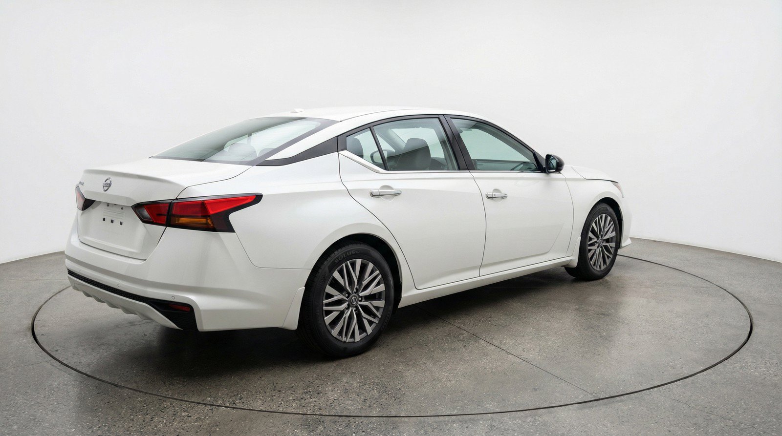 Used 2025 Nissan Altima 2.5 SV FWD image 9