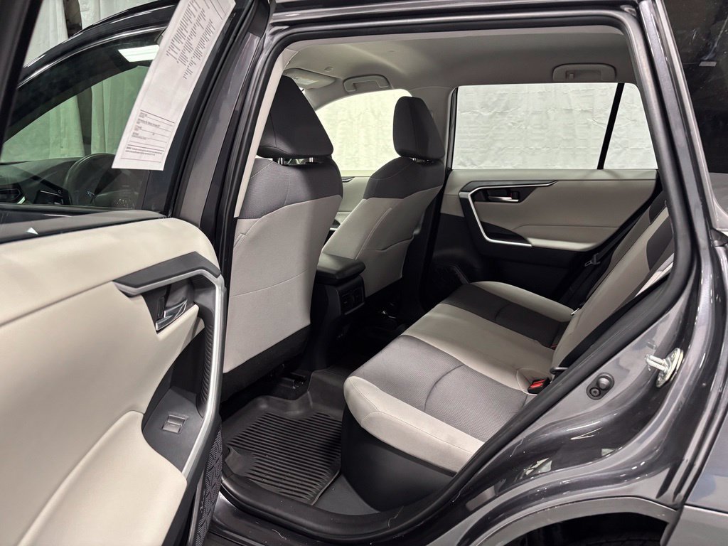 Used 2025 Toyota RAV4 XLE AWD/4WD image 43