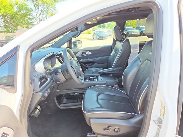 Used 2025 Chrysler Pacifica Limited FWD image 23