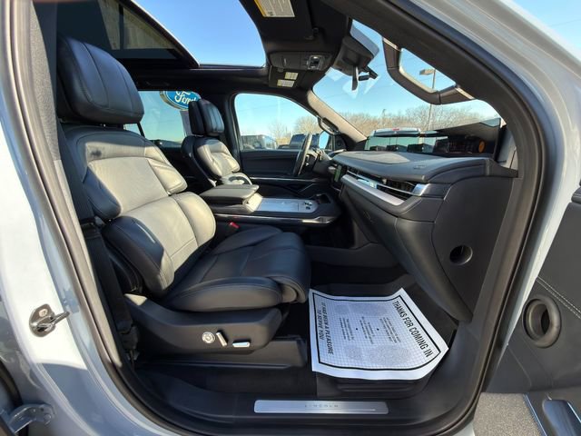 Used 2025 Lincoln Navigator Reserve w/ Jet Appearance Package image 10