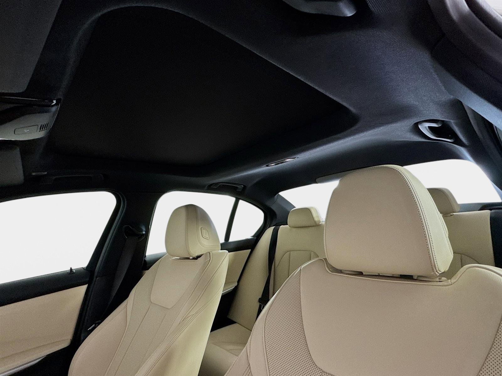 Used 2024 BMW 330i Sedan w/ Premium Package image 15