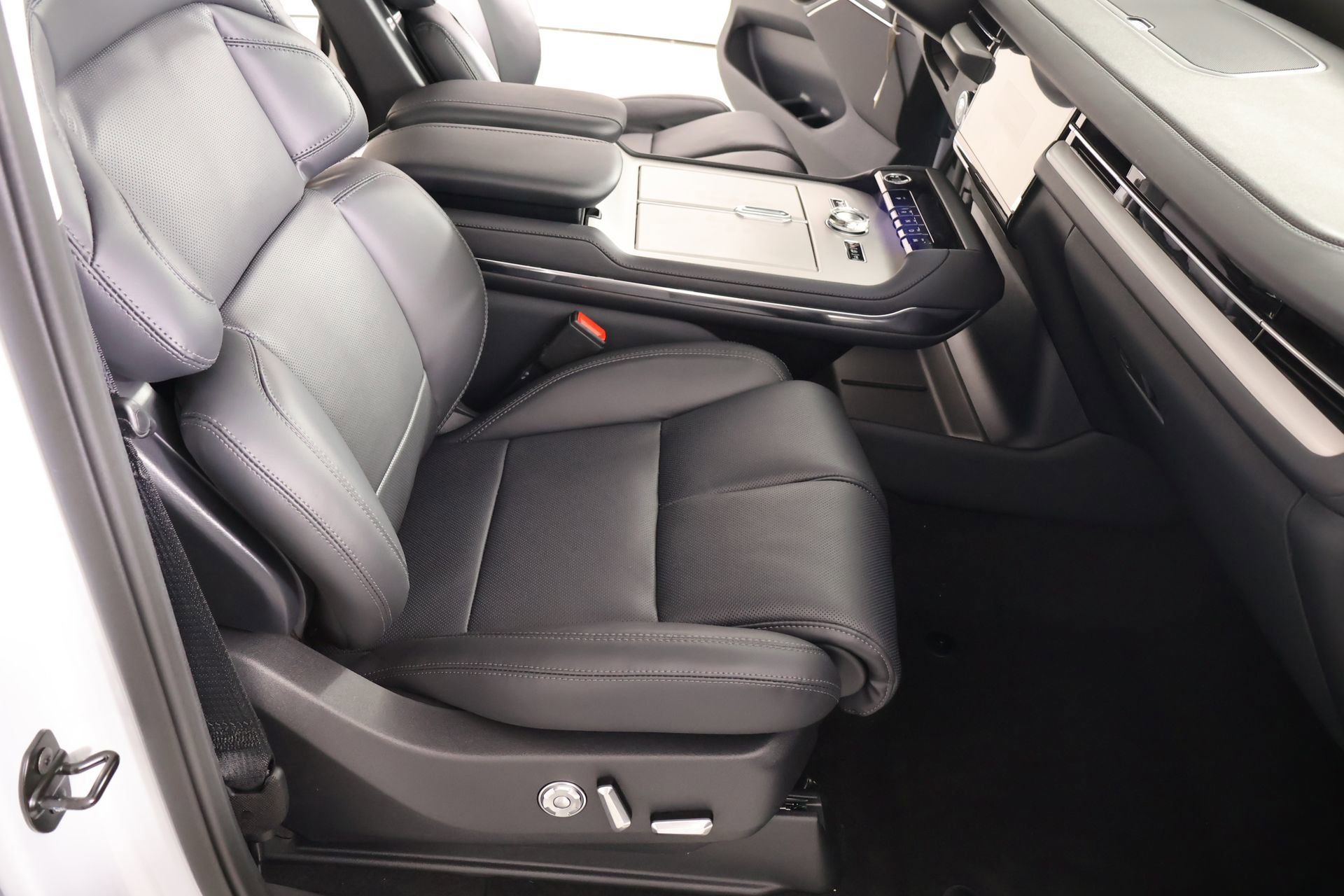 New 2026 Lincoln Navigator Premiere AWD/4WD image 14