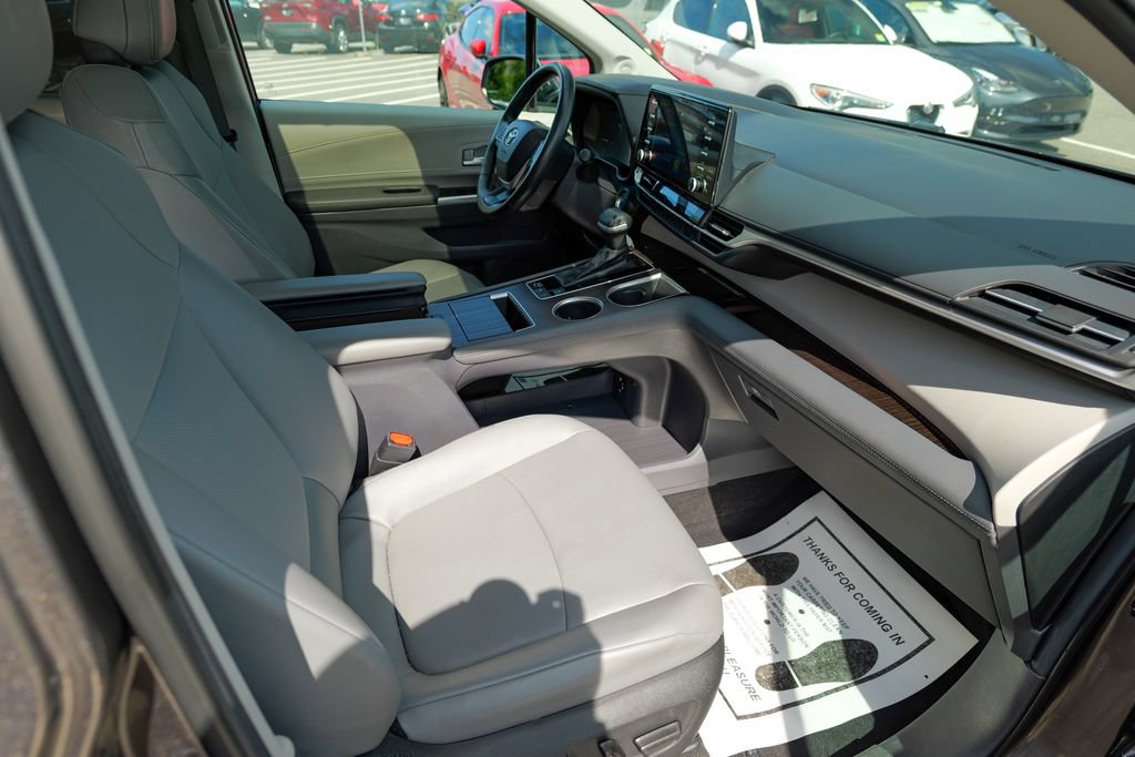 Used 2024 Toyota Sienna XLE w/ XLE Plus Package FWD image 33