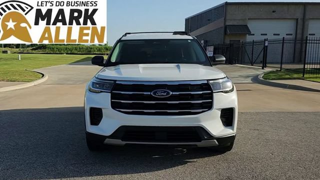 Used 2025 Ford Explorer Active AWD/4WD image 3