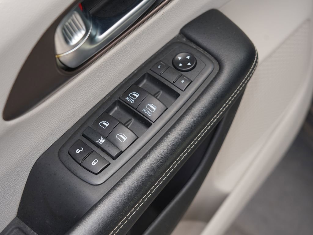 Used 2020 Chrysler Voyager LX FWD image 16