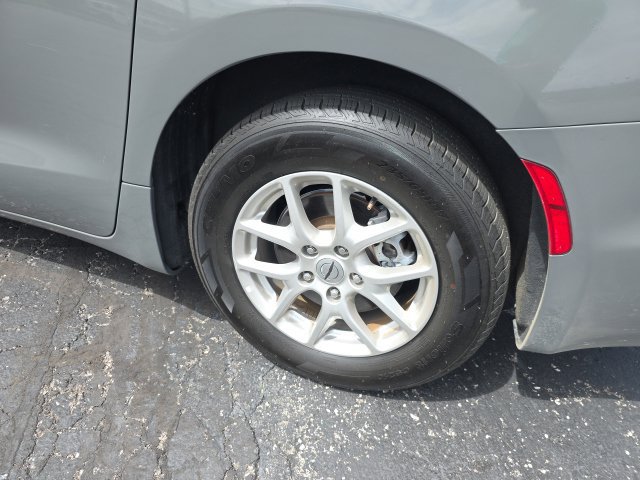 Used 2023 Chrysler Pacifica Touring-L FWD image 52