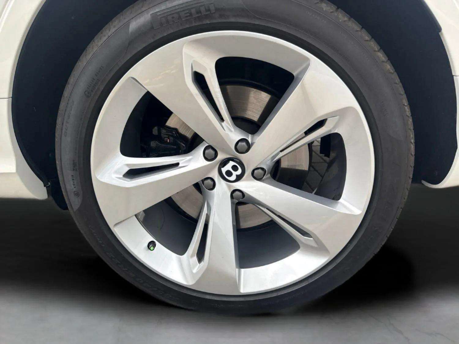 Certified 2025 Bentley Bentayga AWD/4WD image 36