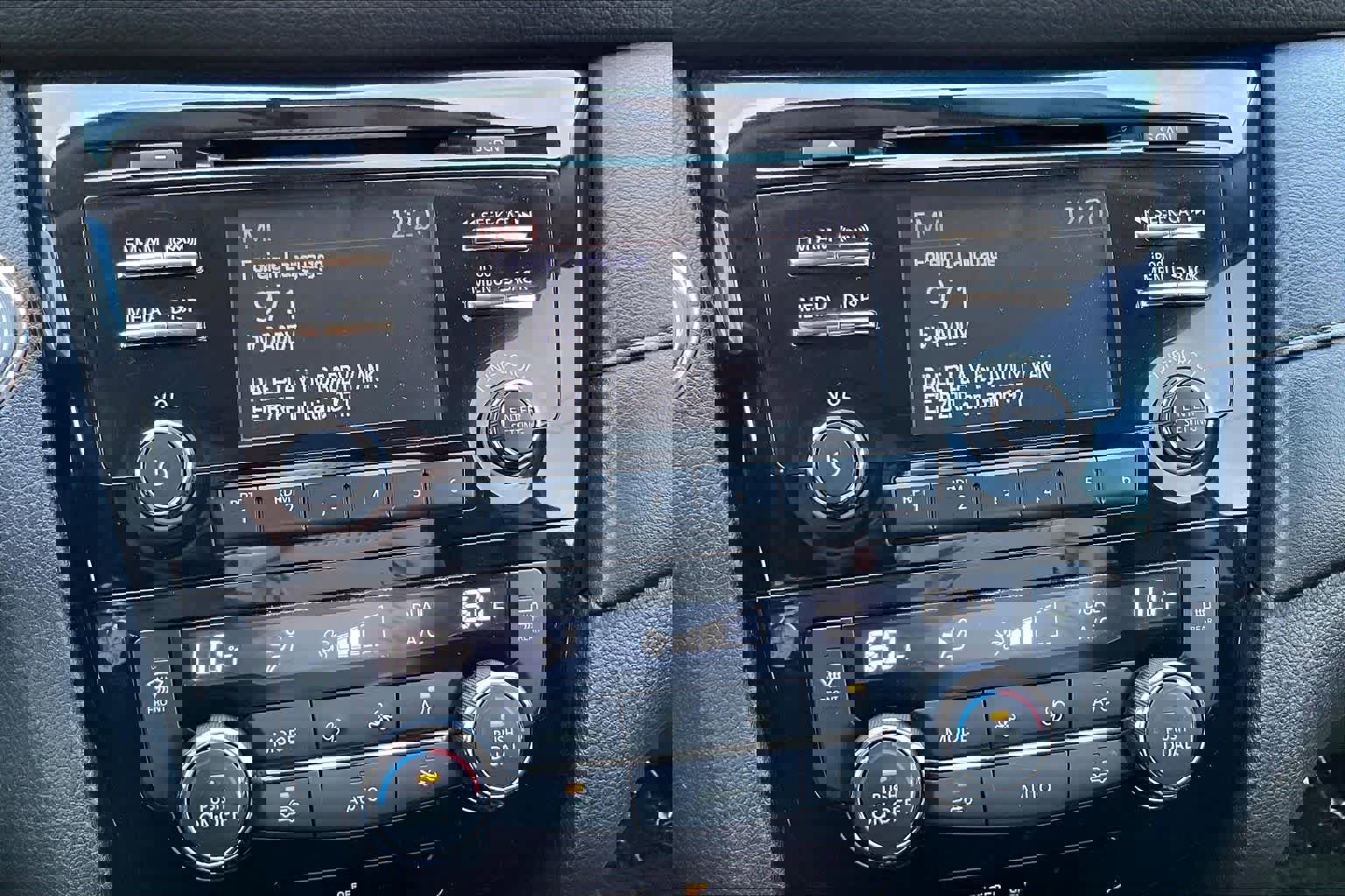 Used 2017 Nissan Rogue SV w/ Midnight Edition Package image 31