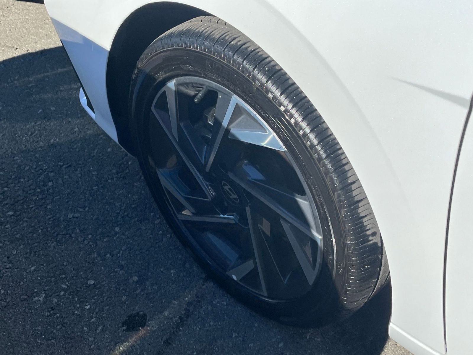 Used 2025 Hyundai Elantra Limited image 31