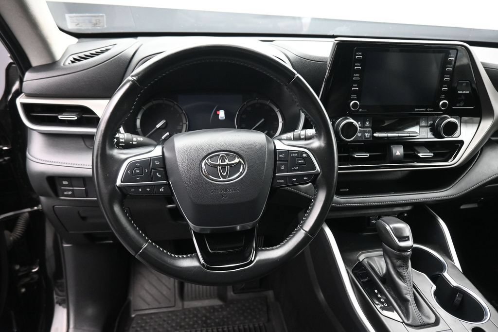 Used 2020 Toyota Highlander XLE AWD/4WD image 14