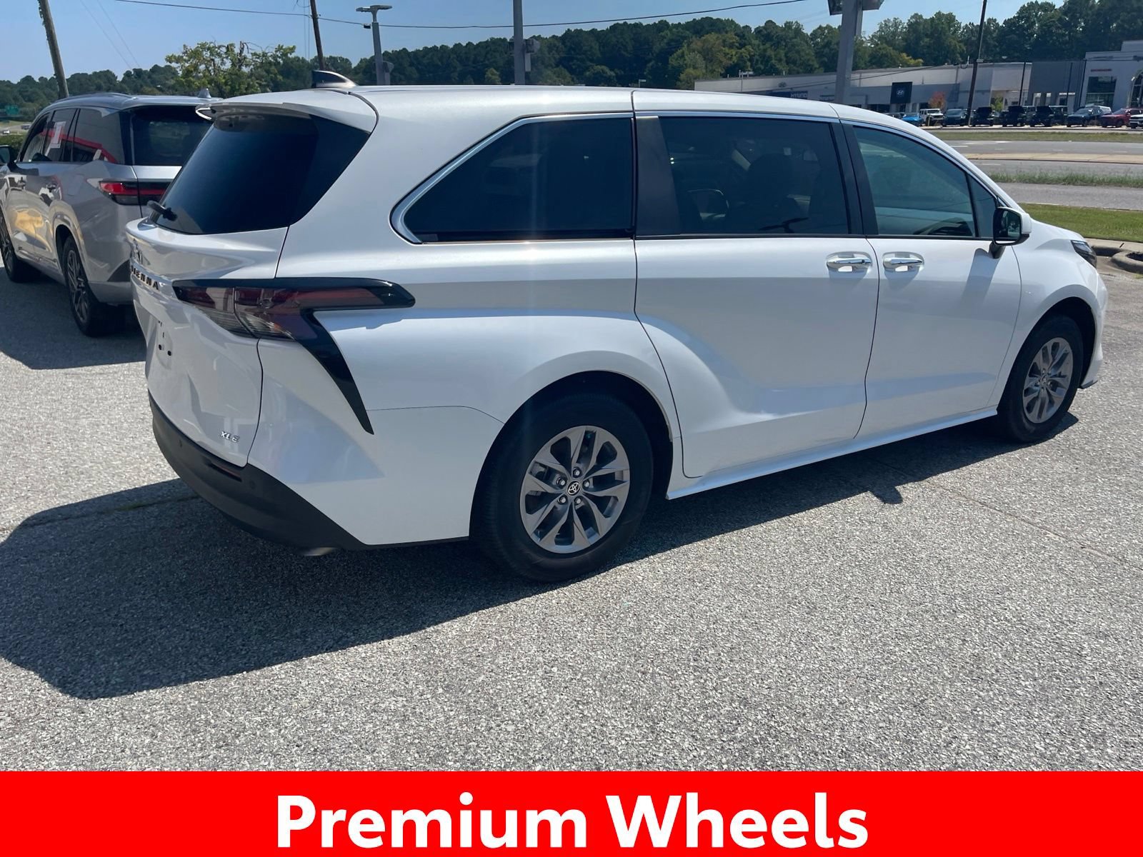 Used 2025 Toyota Sienna XLE FWD image 15