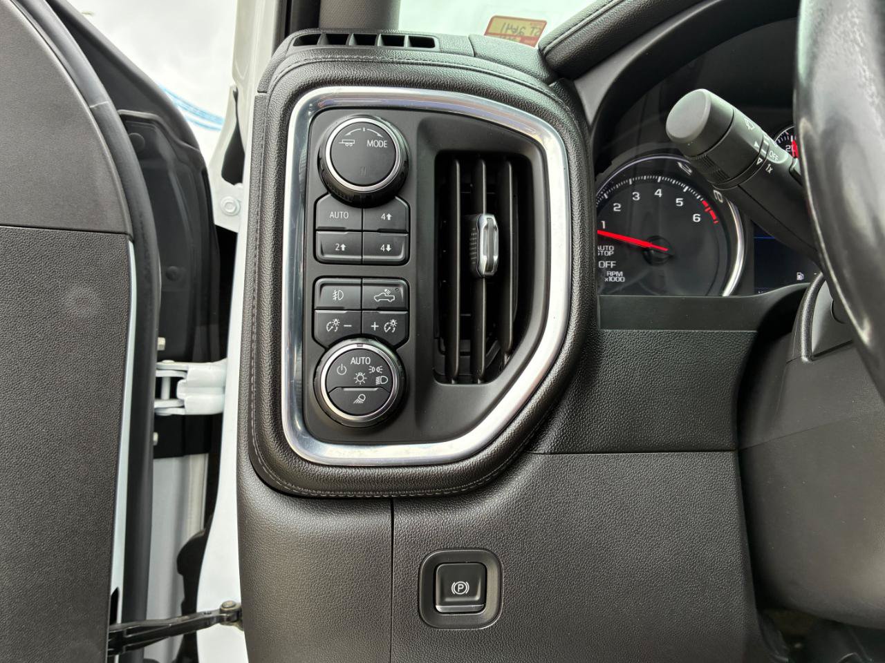 Used 2021 Chevrolet Silverado 1500 LTZ AWD/4WD image 24