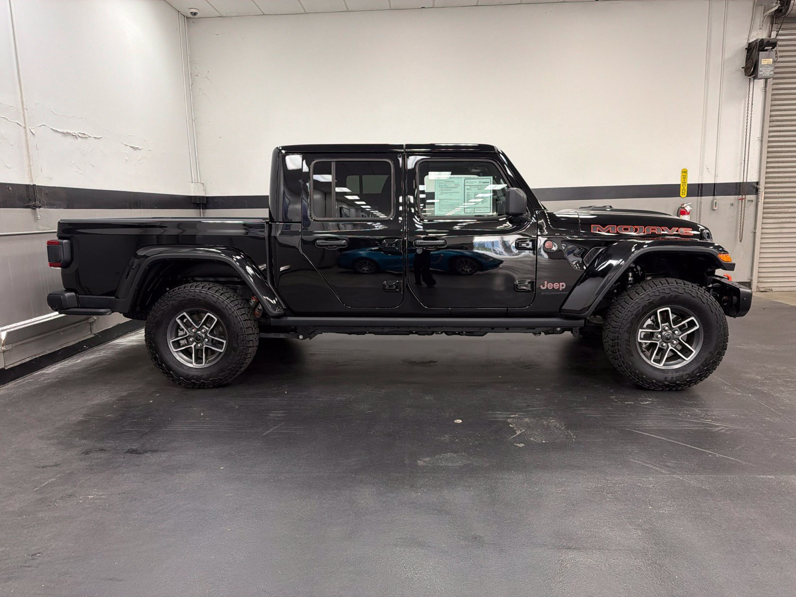Used 2025 Jeep Gladiator Mojave AWD/4WD image 3