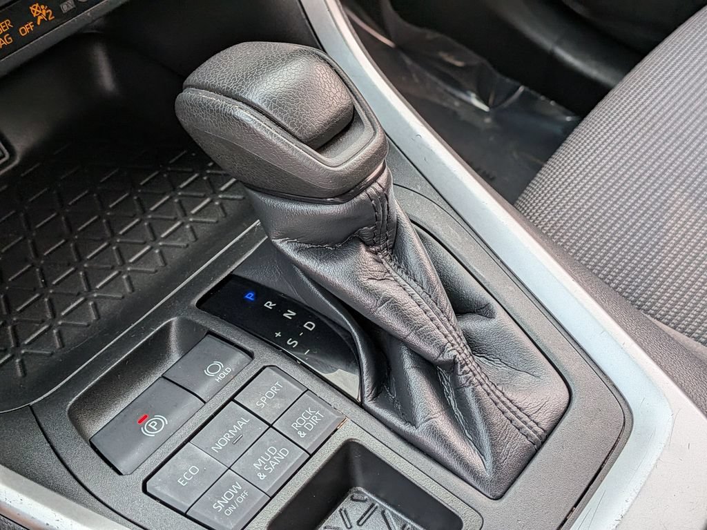 Used 2022 Toyota RAV4 LE AWD/4WD image 25