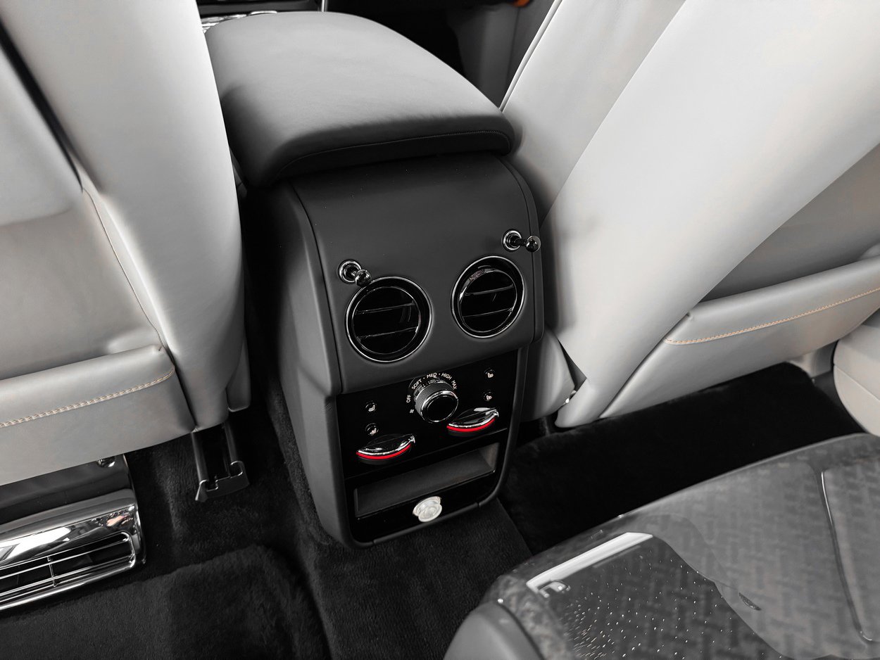 New 2026 Rolls-Royce Cullinan Black Badge image 31