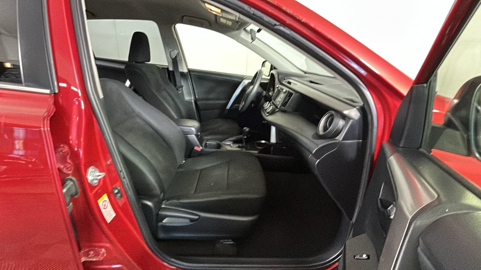 Used 2017 Toyota RAV4 LE AWD/4WD image 29