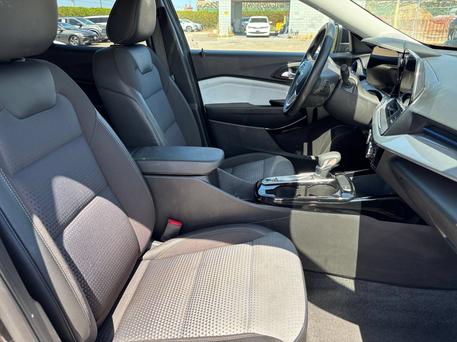 Used 2025 Chevrolet Trax LT w/ LT Convenience Package FWD image 34