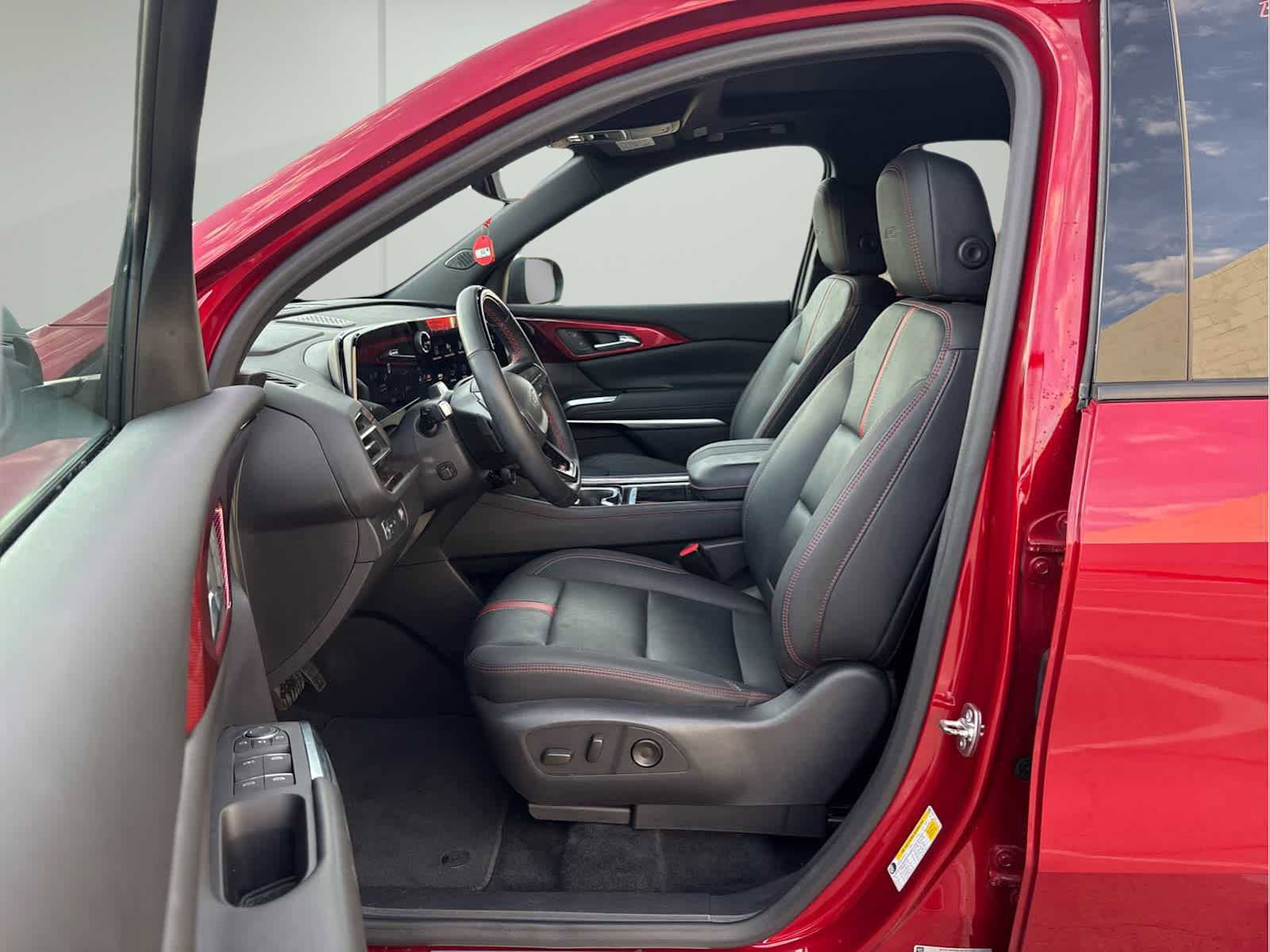 Used 2024 Chevrolet Traverse RS image 10