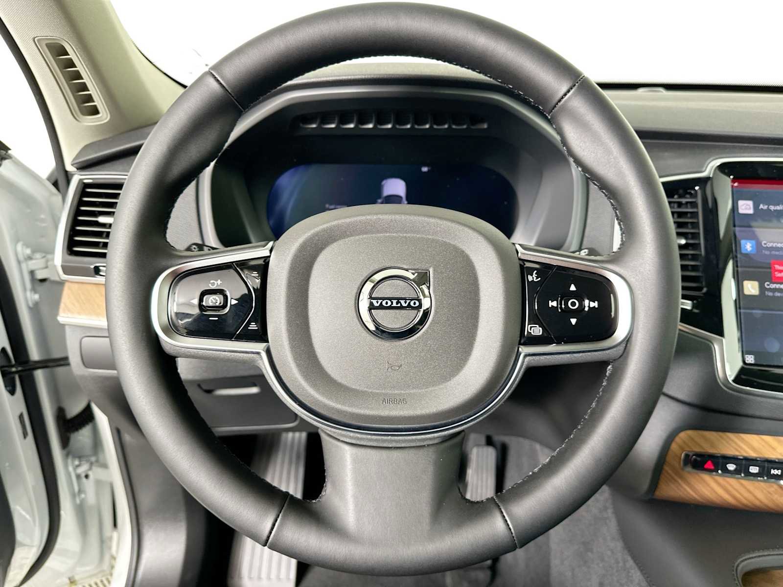 Used 2025 Volvo XC90 B6 Plus w/ Protection Package Premier image 9
