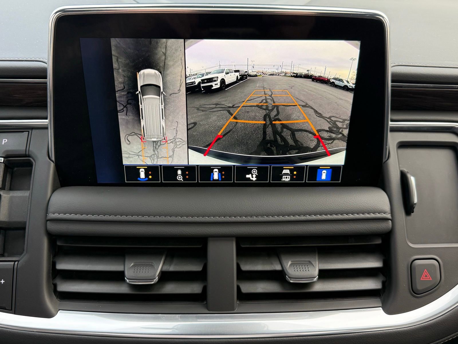 Used 2024 Chevrolet Tahoe Z71 w/ Luxury Package AWD/4WD image 40