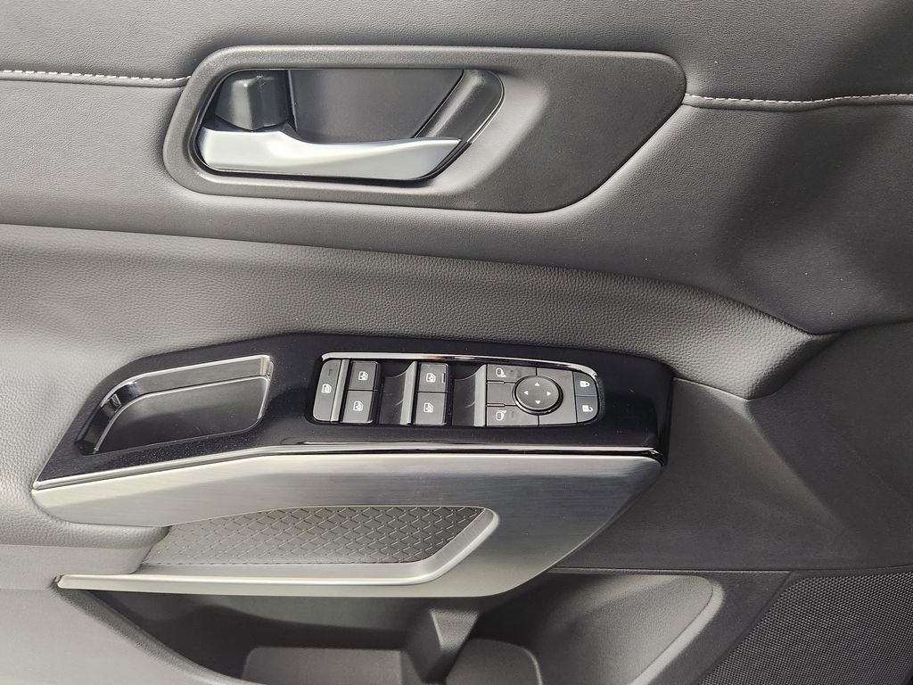 New 2026 Nissan Pathfinder SL image 9