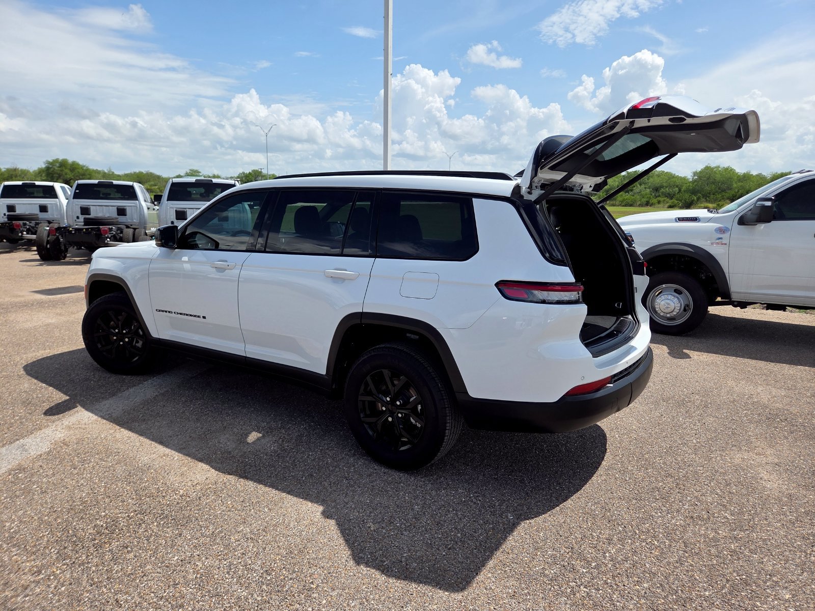 Used 2025 Jeep Grand Cherokee L Altitude AWD/4WD image 28