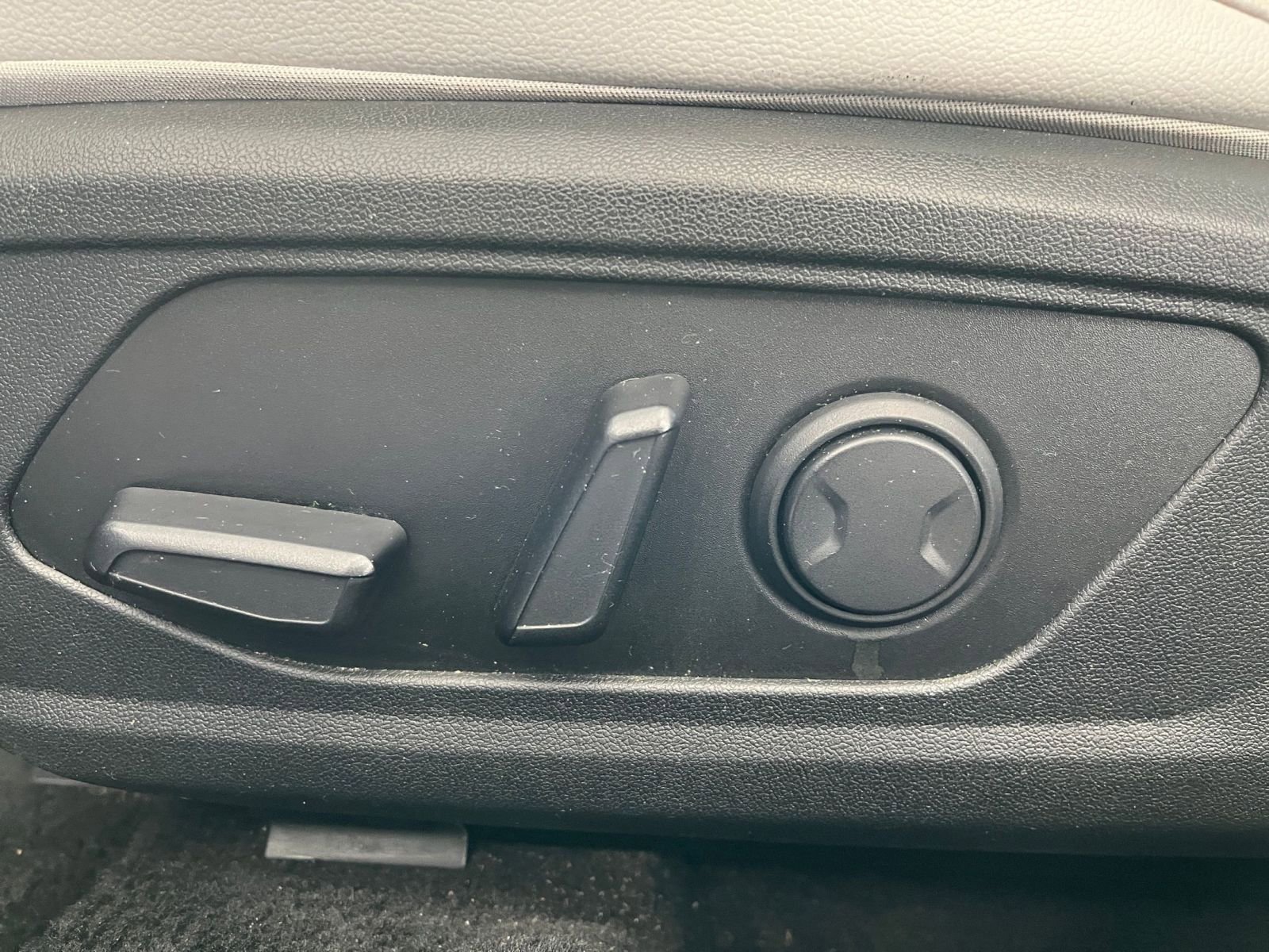 Used 2025 Hyundai Elantra Limited image 23